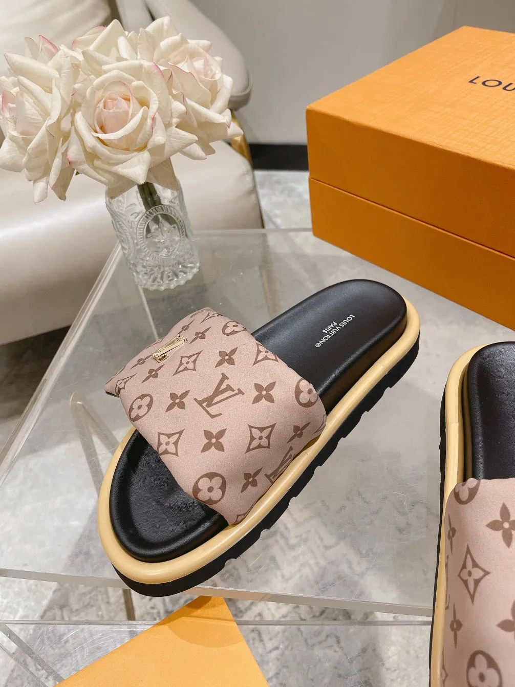 👟👟Ex-factory price 360👟👟 Lvjia brand | ²⁰²5 𝐬𝐬 💛2025 spring and summer latest popular Velcro series...Couple style thick-soled slippers, new rare products at the purchasing level💫 🍒This style is the favorite of celebrities🌟big internet celebrities. A simple and elegant sandal. A good style that you can't take your eyes off at a glance! The thick sole has the effect of increasing the height of the feet. It has the function of elongating the legs immediately. It is exquisite and low-key luxury✔️ No matter it is paired with skirts or trousers, it is super aura🛍 ━━━━━ ЅᏇєєt ━━━━━ ▪️Upper: LV old floral fabric ▪️Outsole: original molded outsole ▪️Shoe size: 35-45